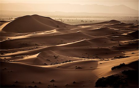 simsearch:6118-08860601,k - Desert landscape with caravan walking across sand dunes, a plain in the distance. Foto de stock - Sin royalties Premium, Código: 6118-08991562