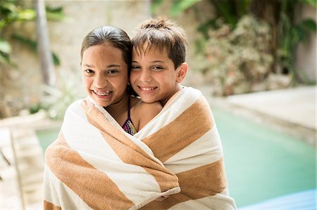 simsearch:6118-08991513,k - A boy and girl wrapped in a towel and cuddling. Foto de stock - Royalty Free Premium, Número: 6118-08991502