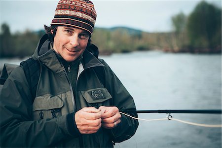 simsearch:6118-09076588,k - Middle aged man fly fishing on the Hoh River, Olympic National Park, Washington. Photographie de stock - Premium Libres de Droits, Code: 6118-08910368