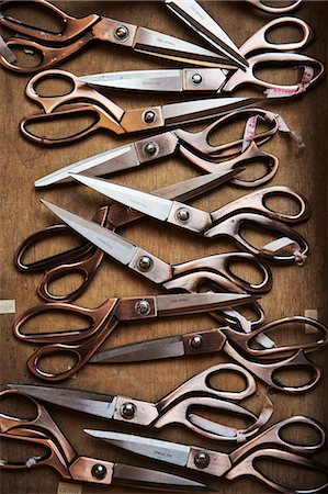 scissors nobody - A row of used and worn scissors on a tabletop. Photographie de stock - Premium Libres de Droits, Code: 6118-08910324