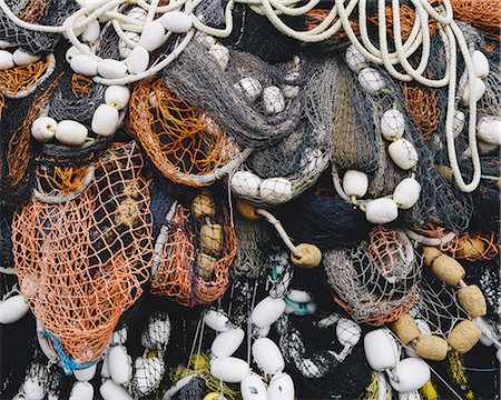 Close up of a pile of tangled up commercial fishing nets with floats attached. Fotografie stock - Premium Royalty-Free, Codice: 6118-08910527