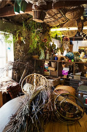 Interior view of a basket weaver's workshop. Foto de stock - Royalty Free Premium, Número: 6118-08928298