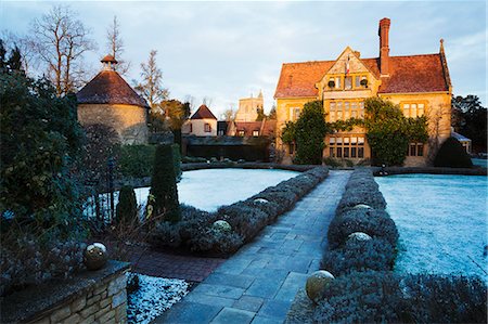 restaurant lawn - Exterior view of Le Manoir aux Quat'Saisons, Oxfordshire in winter. Stock Photo - Premium Royalty-Free, Code: 6118-08928222