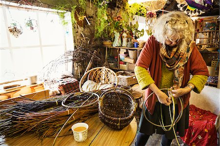 peuplier - Woman weaving a basket in a weaver's workshop. Photographie de stock - Premium Libres de Droits, Code: 6118-08928307