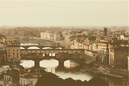 simsearch:6118-09076685,k - The Arno River and historic bridges and city centre buildings of Florence. Photographie de stock - Premium Libres de Droits, Code: 6118-08928339