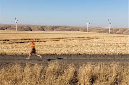 simsearch:6118-09112103,k - Man jogging on rural road, farmland and wind turbines in distance, Washington Stockbilder - Premium RF Lizenzfrei, Bildnummer: 6118-09059597