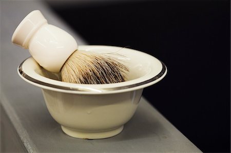 A traditional ceramic shaving bowl and shaving brush. Photographie de stock - Premium Libres de Droits, Code: 6118-09059704