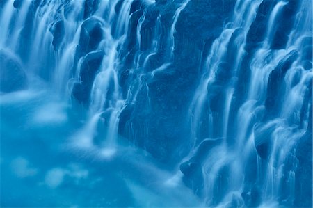 Close up of cobalt blue water cascading at White Beard Waterfall, Shirogane, Biei. Photographie de stock - Premium Libres de Droits, Code: 6118-09076337