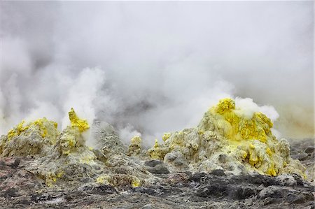 Close up of sulfurous vents Iozan, Sulfur Mountain, an active volcano in the vicinity of Kawayu Onsen. Photographie de stock - Premium Libres de Droits, Code: 6118-09076335