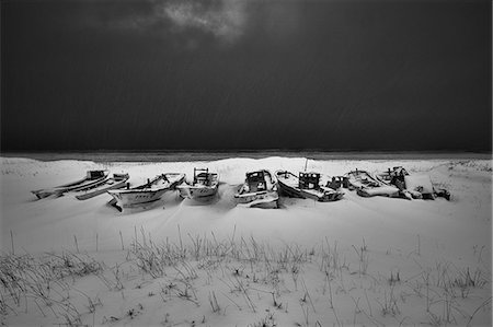 simsearch:6118-09076341,k - Fishing boats lying on dry land covered in snow and ice in winter. Stock Photo - Premium Royalty-Free, Code: 6118-09076339