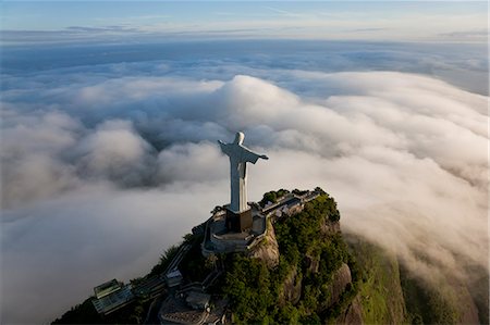 High angle view of colossal Christ Redeemer statue surrounded by clouds, Corcovado, Rio de Janeiro, Brazil. Foto de stock - Sin royalties Premium, Código: 6118-09076420