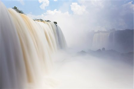 paraná - View along the Iguacu, Iguazu, Falls, Cataratta Foz do Iguacu, Parana, Iguazu National Park, Brazil. Foto de stock - Sin royalties Premium, Código: 6118-09076421