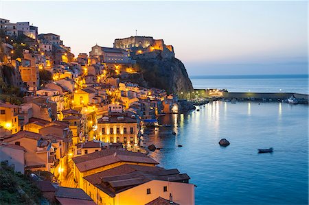 simsearch:6118-09076685,k - Picturesque coastal town at dusk, with illuminated castle on cliff. Photographie de stock - Premium Libres de Droits, Code: 6118-09076427