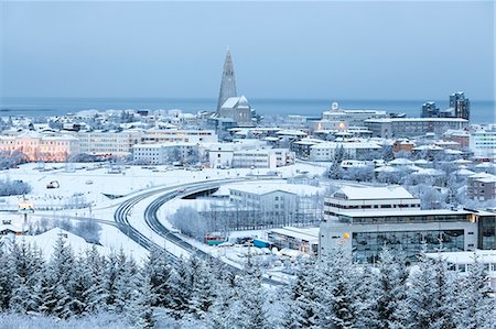 Cityscape of Reykjavik, Iceland in winter, with the ocean in the distance. Photographie de stock - Premium Libres de Droits, Code: 6118-09076556