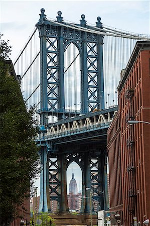 View of Manhattan Bridge from Brooklyn, New York, USA, with Empire State Building in the distance. Photographie de stock - Premium Libres de Droits, Code: 6118-09076646