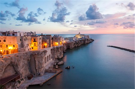 simsearch:6118-09076685,k - High angle view of traditional houses build on a cliff on the Mediterranean Sea at sunset. Photographie de stock - Premium Libres de Droits, Code: 6118-09076658