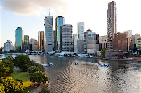 Skyline of city by the ocean, with skyscrapers and boats on the river. Photographie de stock - Premium Libres de Droits, Code: 6118-09076667