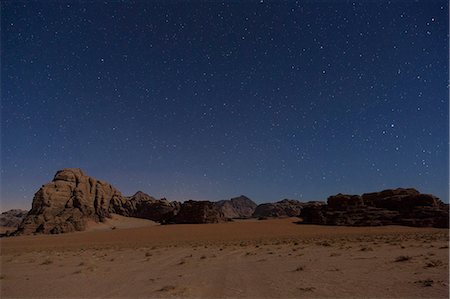 simsearch:6119-07744537,k - Desert landscape with rocks and mountains under a starry sky in the evening. Photographie de stock - Premium Libres de Droits, Code: 6118-09076602