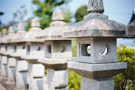 simsearch:6118-09079556,k - Close op of sculptural stone pillars, Japanese shinto shrine. Foto de stock - Sin royalties Premium, Código: 6118-09079404