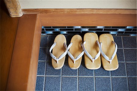 simsearch:841-08059489,k - High angle view of two pairs of traditional Japanese sandals on a blue tiled floor. Foto de stock - Royalty Free Premium, Número: 6118-09079408