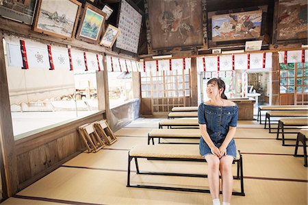 simsearch:6118-09079564,k - Young woman wearing blue dress sitting on bench  at Shinto Sakurai Shrine, Fukuoka, Japan. Fotografie stock - Premium Royalty-Free, Codice: 6118-09079547