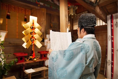 priest (non-christian) - Rear view of priest holding scroll at Shinto Sakurai Shrine, Fukuoka, Japan. Foto de stock - Sin royalties Premium, Código: 6118-09079548