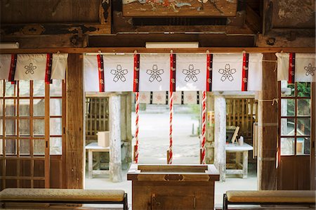 simsearch:6118-09079564,k - Interior view of Shinto Sakurai Shrine, Fukuoka, Japan. Fotografie stock - Premium Royalty-Free, Codice: 6118-09079586