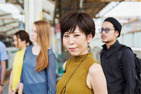 simsearch:6118-09079638,k - Small group of people standing on the platform of a subway station, Tokyo commuters. Foto de stock - Royalty Free Premium, Número: 6118-09079649