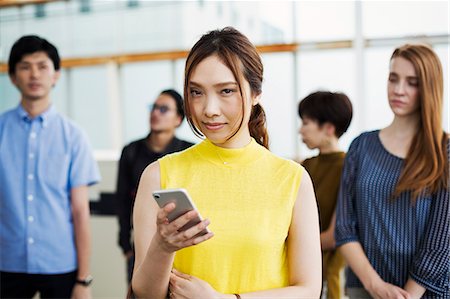 simsearch:695-03382580,k - Small group of people standing on the platform of a subway station, Tokyo commuters. Fotografie stock - Premium Royalty-Free, Codice: 6118-09079653