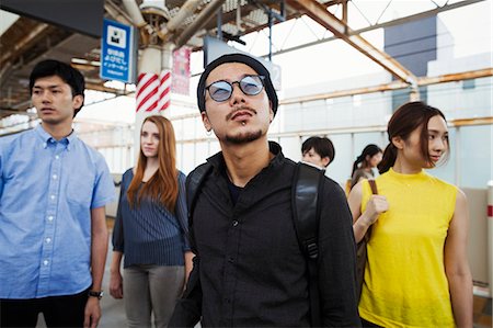 simsearch:6118-09079687,k - Small group of people standing on the platform of a subway station, Tokyo commuters. Fotografie stock - Premium Royalty-Free, Codice: 6118-09079688