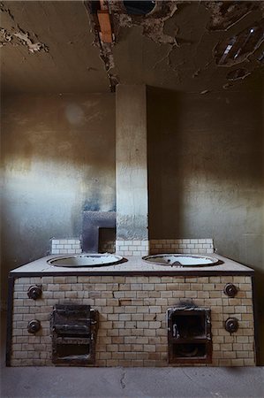 simsearch:6118-09018146,k - A view of an old fashioned stove in a derelict building. Stockbilder - Premium RF Lizenzfrei, Bildnummer: 6118-09018143