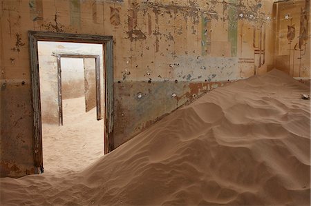 A view of a room in a derelict building full of sand. Photographie de stock - Premium Libres de Droits, Code: 6118-09018147
