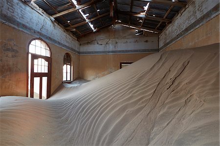 A view of a room in a derelict building full of sand. Foto de stock - Sin royalties Premium, Código: 6118-09018145