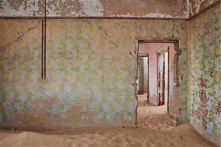 simsearch:6110-08715107,k - A view of a room in a derelict building full of sand. Foto de stock - Royalty Free Premium, Número: 6118-09018148