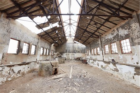 simsearch:6118-09018131,k - Interior of an old large derelict building in a deserted diamond miming town, with the roof open to the sky. Stockbilder - Premium RF Lizenzfrei, Bildnummer: 6118-09018159
