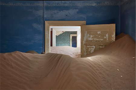 simsearch:841-07081758,k - A view of a room in a derelict building full of sand. Photographie de stock - Premium Libres de Droits, Code: 6118-09018126