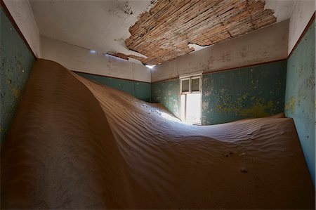 sanduhr - A view of a room in a derelict building full of sand. Stockbilder - Premium RF Lizenzfrei, Bildnummer: 6118-09018133