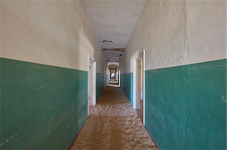 simsearch:841-07081758,k - A view down a long corridor in a deserted derelict building full of sand. Photographie de stock - Premium Libres de Droits, Code: 6118-09018132