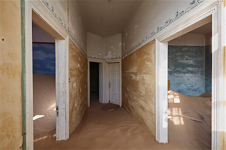 A view of rooms in a derelict building full of sand. Photographie de stock - Premium Libres de Droits, Code: 6118-09018139