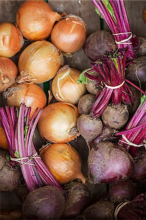 simsearch:6118-09018478,k - High angle close up of brown onions and fresh beetroot. Photographie de stock - Premium Libres de Droits, Code: 6118-09018475