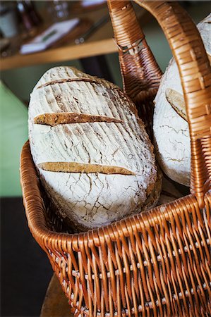 simsearch:6118-08947561,k - Close up of a basket with freshly baked loaves of bread. Foto de stock - Royalty Free Premium, Número: 6118-09018418