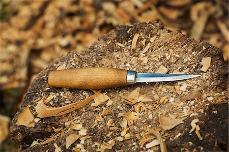 stanley knife - A carving knife with wooden handle lying on splitting block covered in wood shavings. Stock Photo - Premium Royalty-Free, Code: 6118-09018596