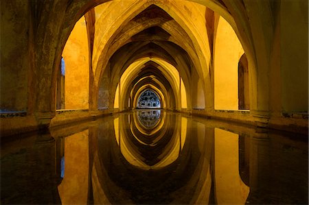 simsearch:400-07209028,k - Interior view of  the Rainwater bath in the Alcazar de Seville, Andalusia, Spain. Stock Photo - Premium Royalty-Free, Code: 6118-09028096