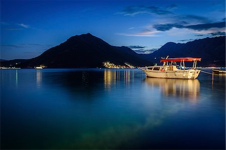 simsearch:6118-09028042,k - Boat moored in harbour of Perast in the Bay of Kotor, Montenegro at night, mountain in the distance. Photographie de stock - Premium Libres de Droits, Code: 6118-09028147