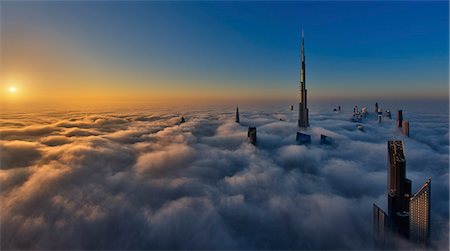simsearch:872-08082763,k - View of the Burj Khalifa and other skyscrapers above the clouds in Dubai, United Arab Emirates. Foto de stock - Sin royalties Premium, Código: 6118-09028171