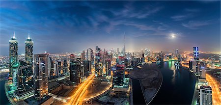 simsearch:6118-09028245,k - Cityscape of Dubai, United Arab Emirates at dusk, with illuminated skyscrapers. Photographie de stock - Premium Libres de Droits, Code: 6118-09028187