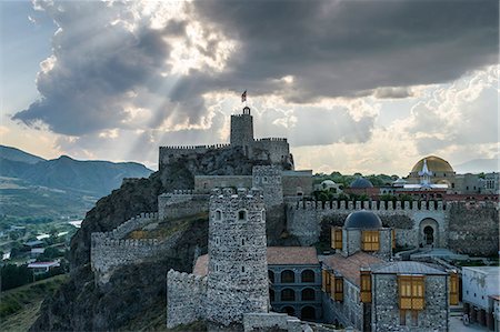 simsearch:6119-08269667,k - The hilltop citadel, the old fortress, castle and mosque in Akhaltsikhe at dusk under storm clouds. Foto de stock - Royalty Free Premium, Número: 6118-09028102