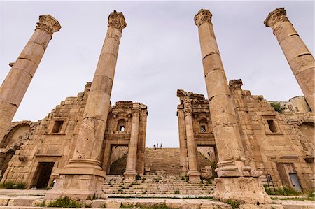 Ancient ruins and columns in Jerash in the North of Jordan. Photographie de stock - Premium Libres de Droits, Code: 6118-09028119