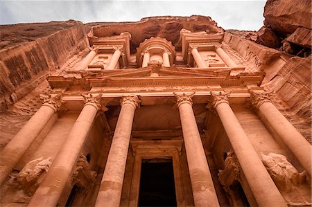 simsearch:6119-08518027,k - Low angle exterior view of the rock-cut architecture of Al Khazneh or The Treasury at Petra, Jordan. Foto de stock - Sin royalties Premium, Código: 6118-09028124