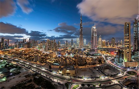 simsearch:6102-08120527,k - Cityscape of Dubai, United Arab Emirates, with skyscrapers under a cloudy sky. Photographie de stock - Premium Libres de Droits, Code: 6118-09028240